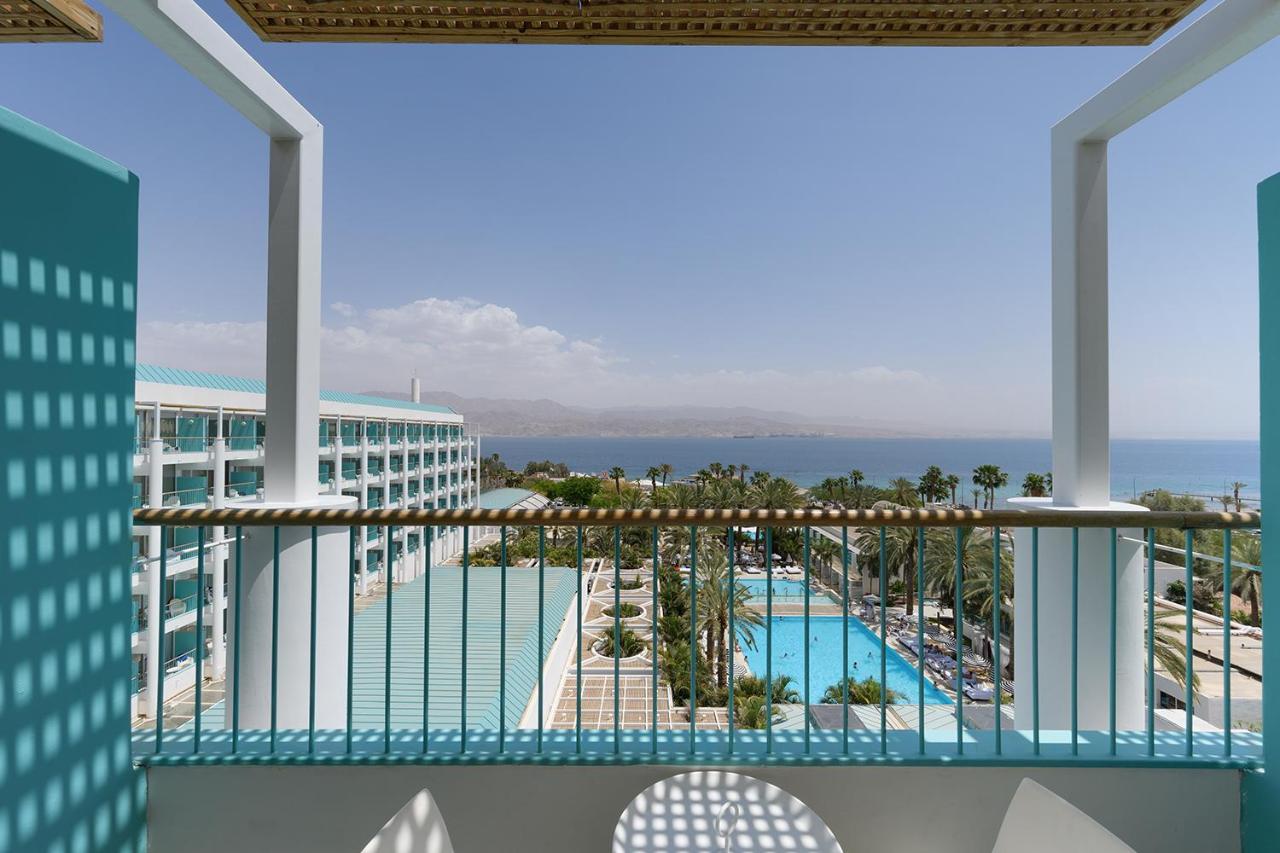 Zweibettzimmer mit Poolblick